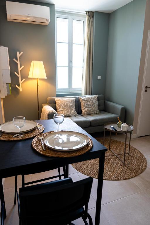 un salon avec un canapé et une table dans l'établissement Appartement cosy tout confort et calme en Ardéche,parking privé, à Le Teil