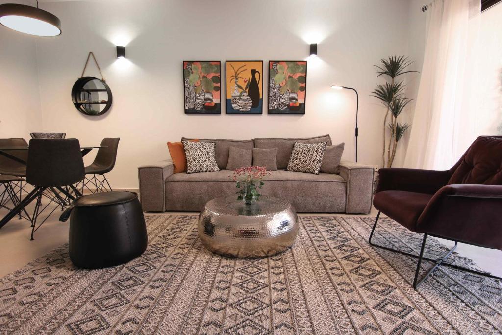Χώρος καθιστικού στο Queens Garden Residence by Staycom