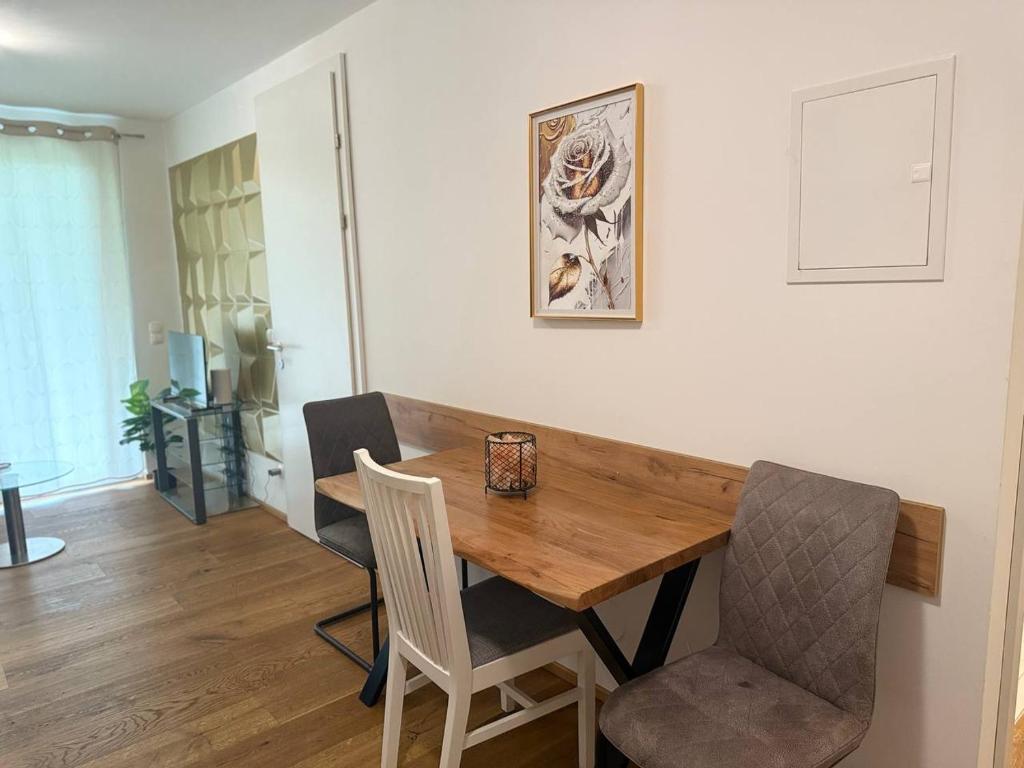 Un comedor con mesa y sillas de madera. en Cozy 2BR Apartment In Floridsdorf Area, en Viena