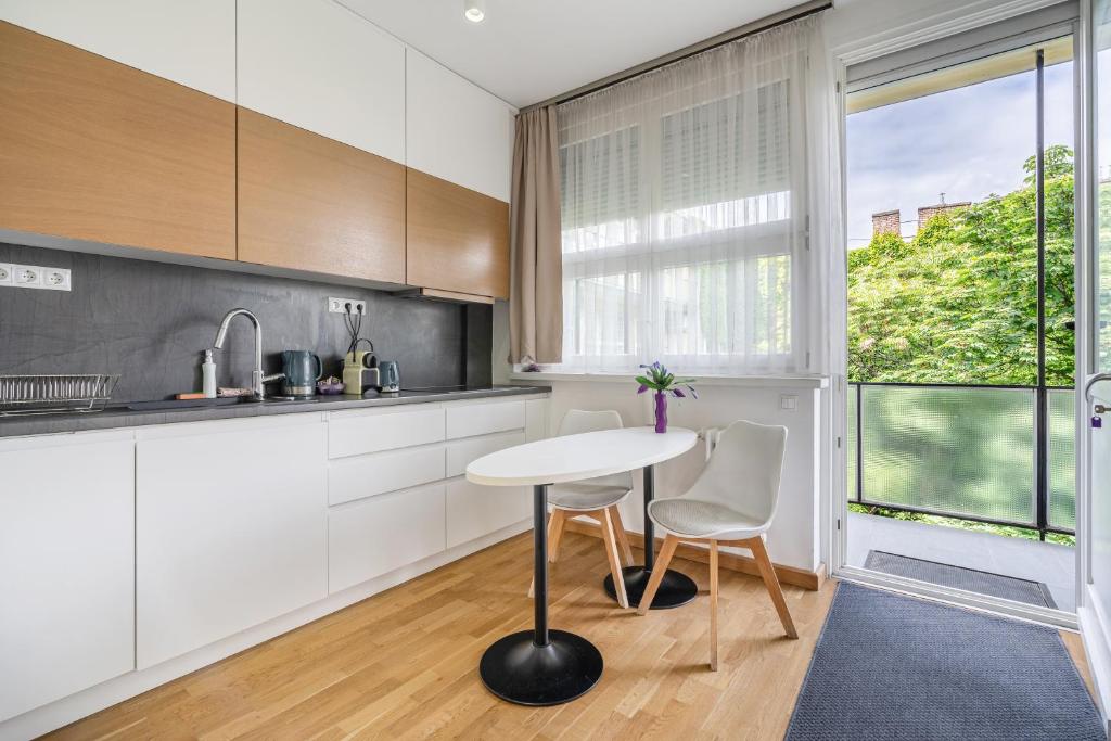 Kuchyňa alebo kuchynka v ubytovaní Amora Homes Breathless Basilica view elegant flat with balcony NEED RESERVATION X FREE PARKING