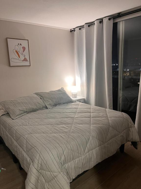 Postel nebo postele na pokoji v ubytování A pasos de Movistar Arena Depto cómodo y con increíble vista