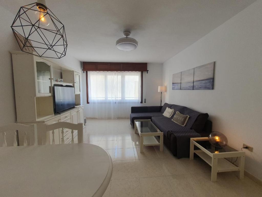 TV a/nebo společenská místnost v ubytování alquilaencanarias El Medano junto a la Playa