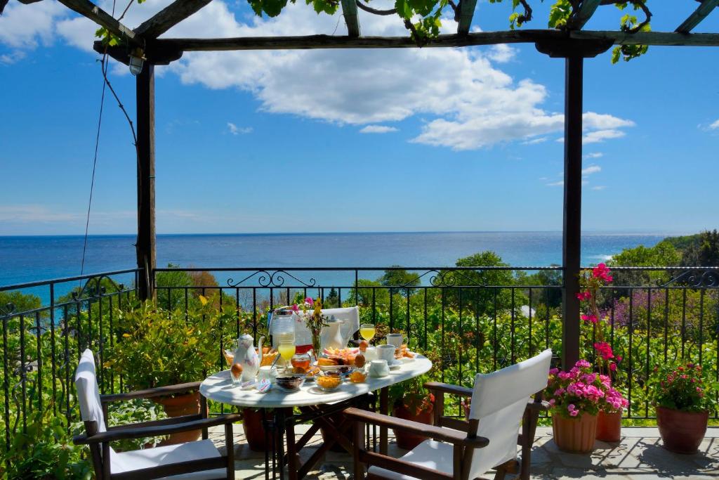 un tavolo con cibo sopra con vista sull'oceano di Hotel Agnadi - Horefto a Chorefto