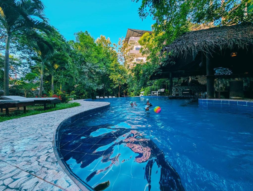 Bazén v ubytování Sundaras Family Suites nebo v jeho okolí