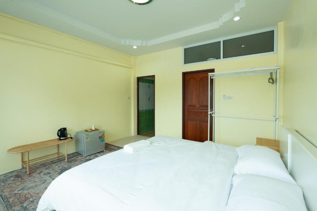 Postel nebo postele na pokoji v ubytování TIDE & TRIBE HOSTEL Phangan