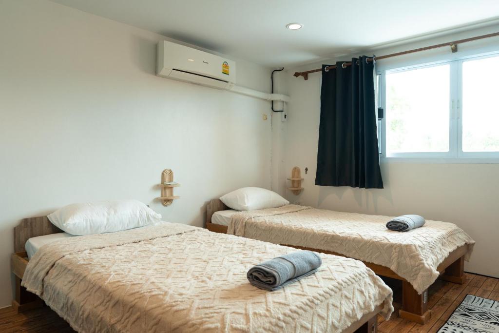 Postel nebo postele na pokoji v ubytování TIDE & TRIBE HOSTEL Phangan