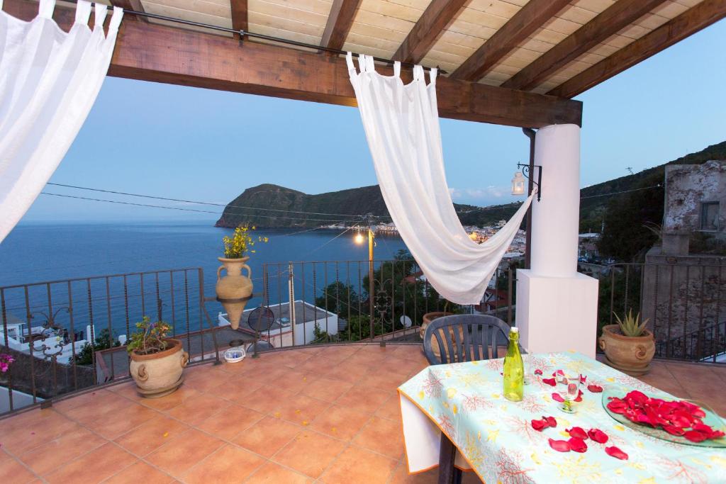 balcone con tavolo e vista sull'oceano di Stella del Mattino a Città di Lipari