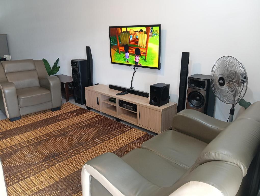 Televisyen dan/atau pusat hiburan di Bambom Homestay SP