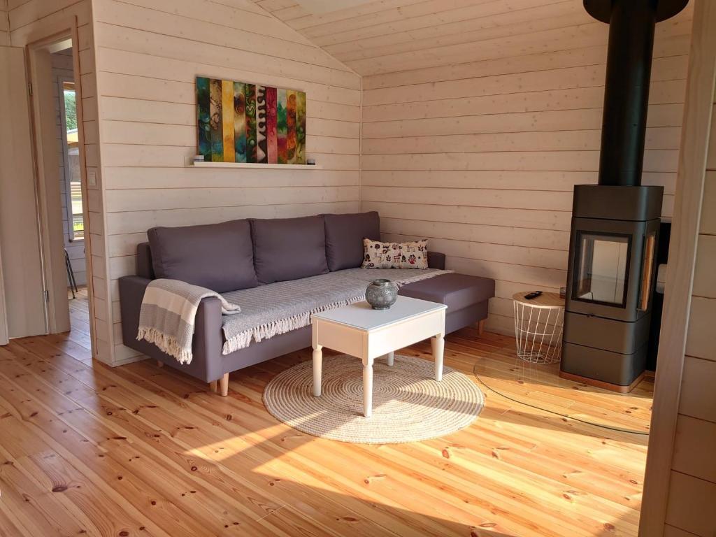 ein Wohnzimmer mit Couch und Ofen in der Unterkunft Villa Tiny House in Bleckede