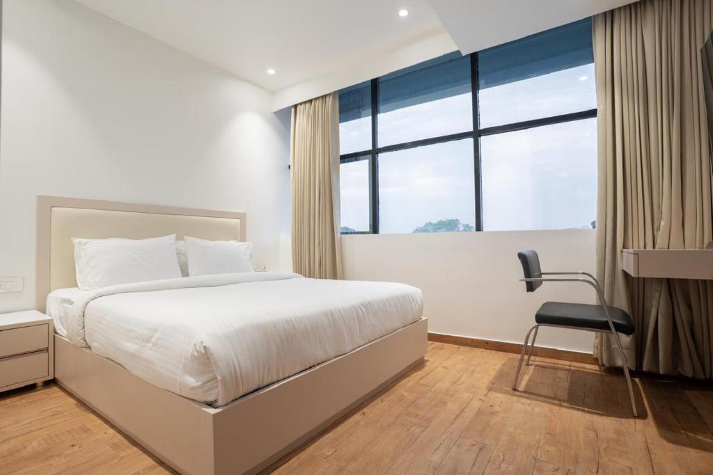 Postel nebo postele na pokoji v ubytování Uptown Hotel