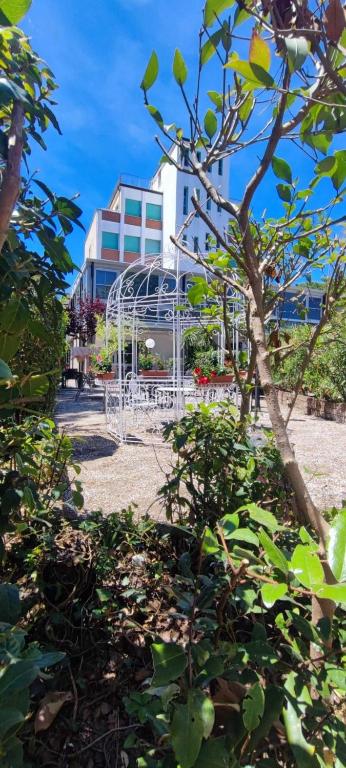 A garden outside B&B Promenade Hotel Simple con Piscina