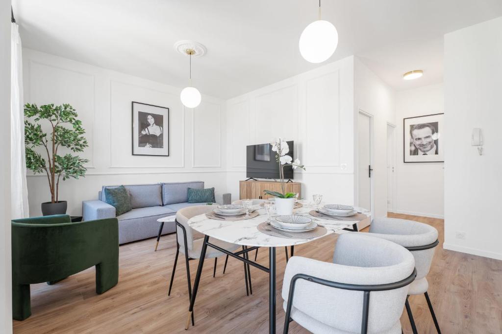 un salon avec une table et un canapé dans l'établissement Appartement Caire - Welkeys, à Cannes