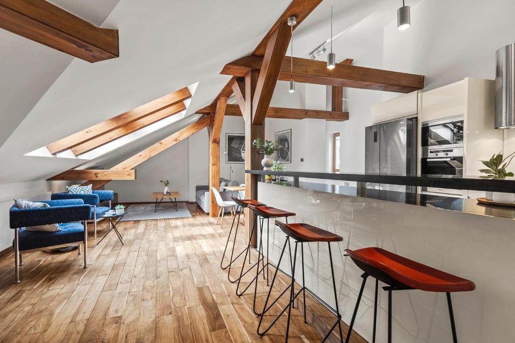 Kuchyňa alebo kuchynka v ubytovaní Prague Days - Spacious 117m2 Attic Retreat w AC - Near Old Town sq