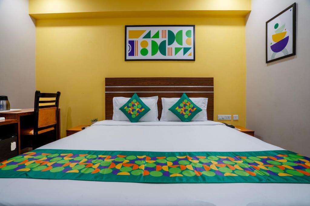 Postel nebo postele na pokoji v ubytování Treebo Pride Inn Raidurg