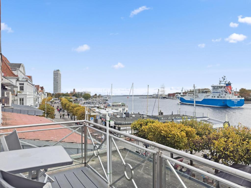 Una vista de un puerto con un barco en el agua. en Objekt-Nr 161 - Hafen - Vorderreihe, en Travemünde