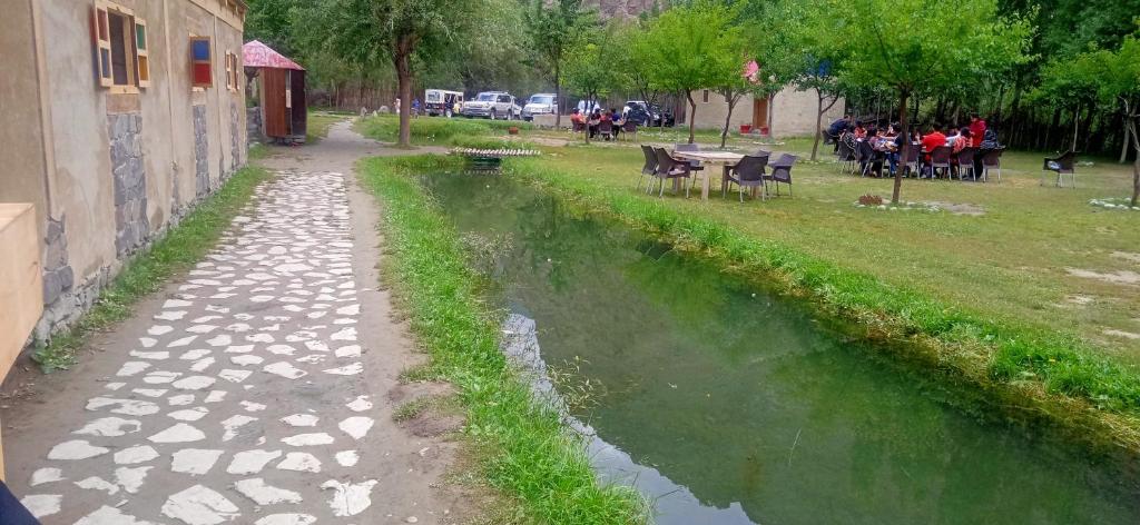 Výhled na řeku, která protéká v blízkosti rezortu