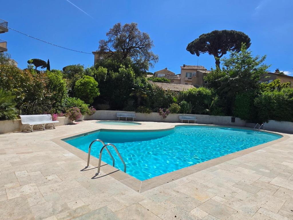 une grande piscine dans une cour avec dans l'établissement Appartement mer et centre ville, à Sainte-Maxime