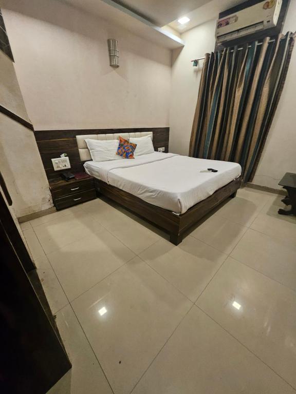 a bedroom with a bed in a room at Prime Hotel Addore Palácée - Near Mumbai Airport , Visa Consultant , Jio World Convention Centre BKC in Mumbai