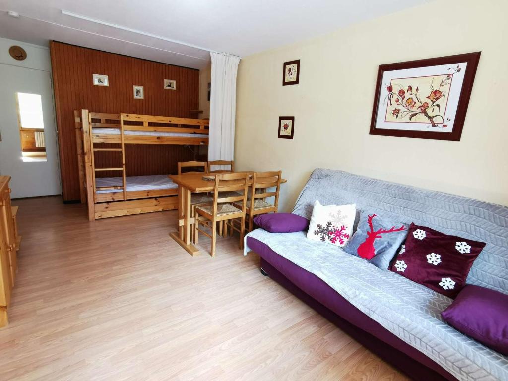 - un salon avec un canapé, une table et des lits superposés dans l'établissement Studio cosy 4 pers, balcon sud, pied des pistes - La Mongie - FR-1-404-124, à La Mongie