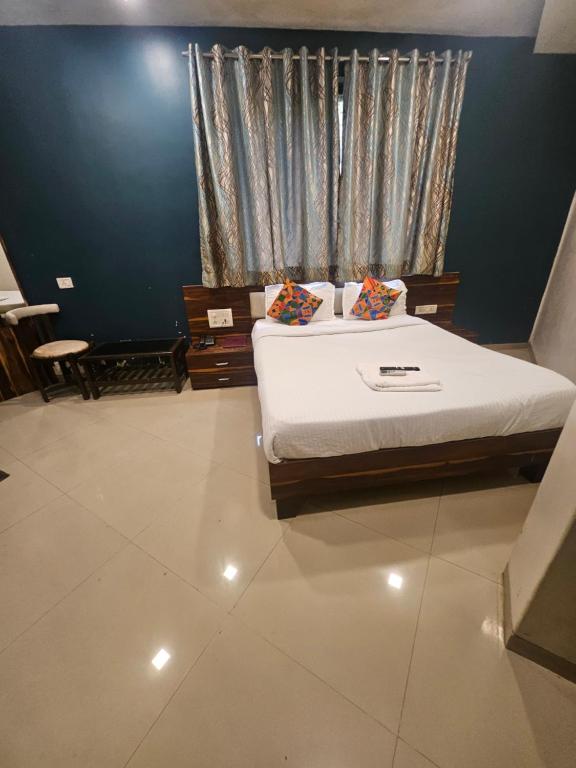 a bedroom with a bed and a window in a room at Prime Hotel Addore Palácée - Near Mumbai Airport , Visa Consultant , Jio World Convention Centre BKC in Mumbai
