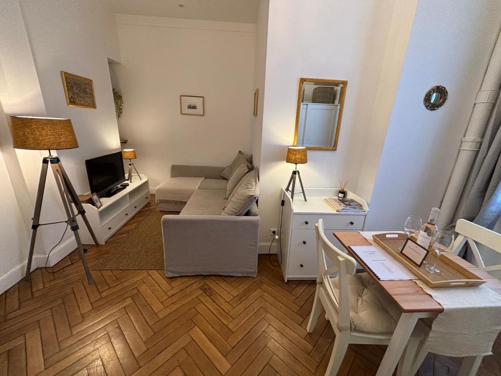 un salon avec un canapé et une table dans l'établissement Cosy Studio Hyper Centre-Ville, à Nice