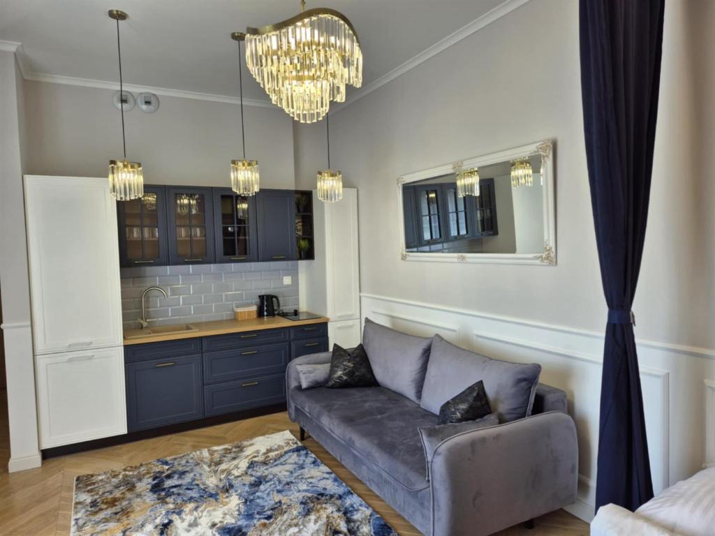 un soggiorno con divano e cucina di Aura Towers a Bydgoszcz