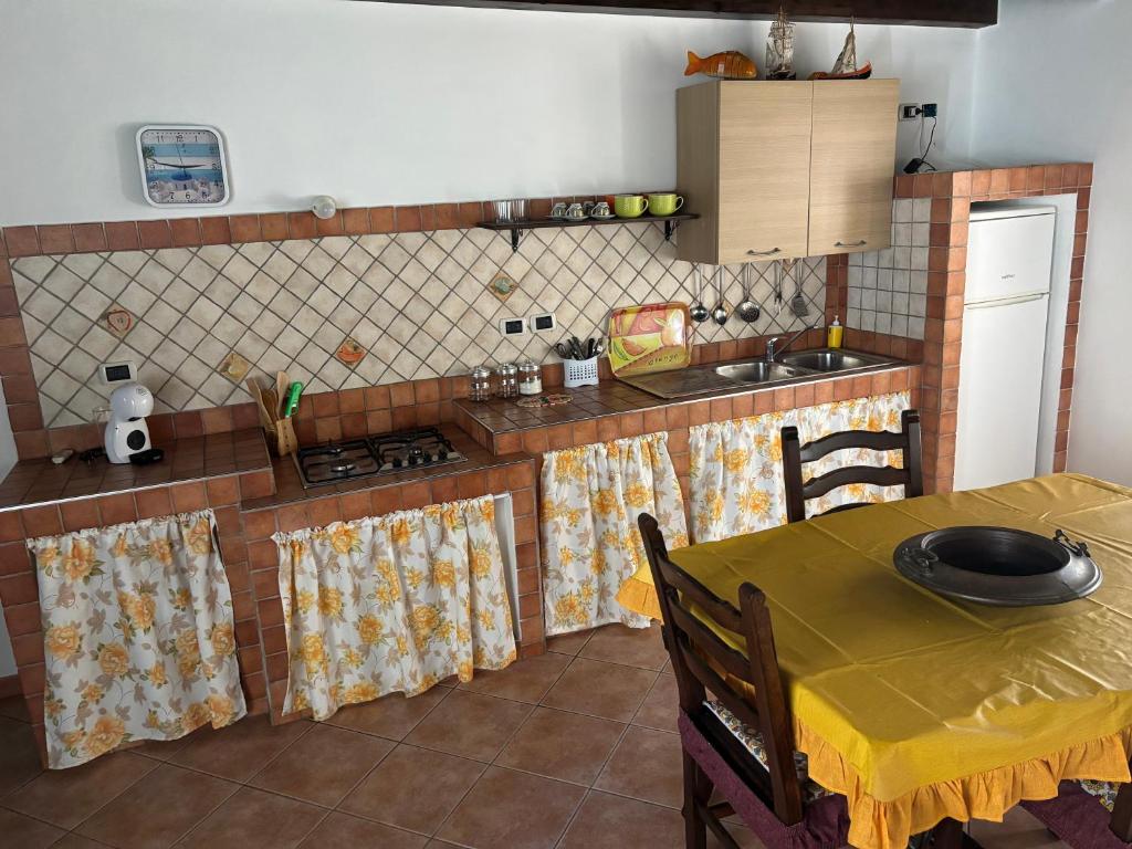 une cuisine avec une table et un évier et une cuisine avec une table dans l'établissement Casa Antonino - Vicino al centro, à LMP