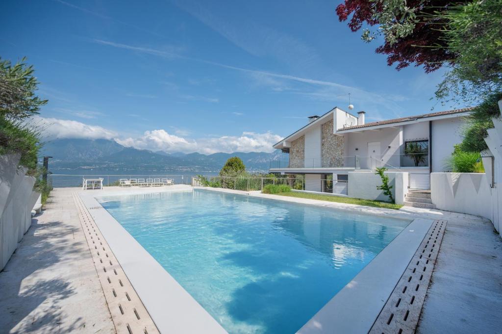una piscina en el patio trasero de una casa en VillasGarda - Villa Lorena Carbona, en Torri del Benaco