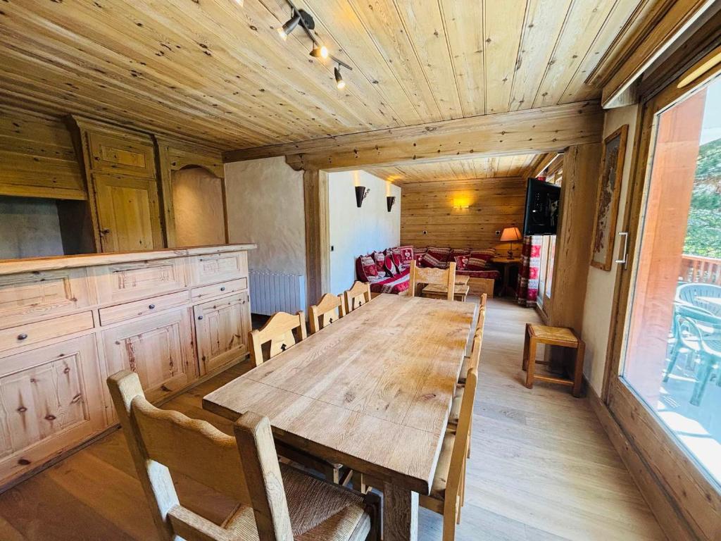 a dining room with a wooden table and chairs at Appartement 3 pièces jusqu'à 6 pers, Méribel centre, proche pistes et commerces - FR-1-411-68 in Les Allues