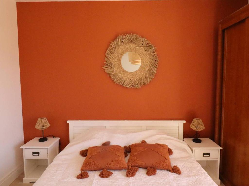 une chambre avec un lit avec un miroir au mur dans l'établissement Appartement charmant à Royan - 4 pers, proche marché, balcon, ascenseur, équipements bébé - FR-1-738-13, à Royan