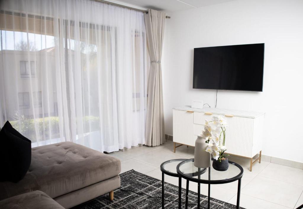 TV a/nebo společenská místnost v ubytování Luxe Dainfern Escape