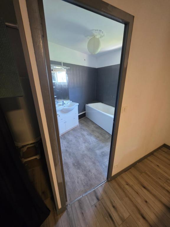 Ένα ή περισσότερα κρεβάτια σε δωμάτιο στο Appartement 1 chambre n13