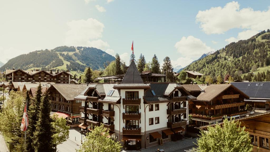 Una vista aérea de un complejo turístico con montañas al fondo. en Miiro The Mansard, en Gstaad