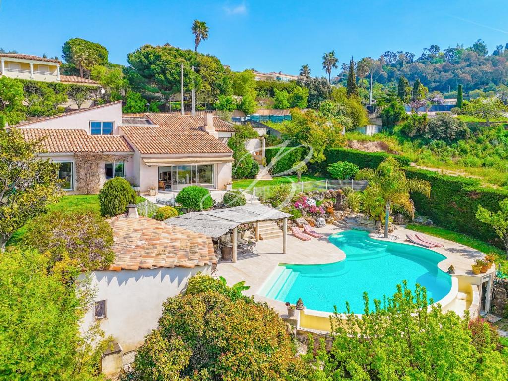 une vue aérienne d'une maison avec piscine dans l'établissement Villa Bleu Rivage - Piscine Cannes Vue panoramique, à Cannes