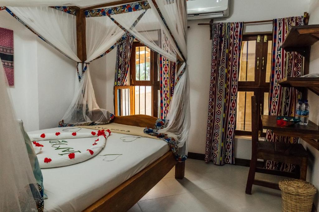 Postel nebo postele na pokoji v ubytování Shoki Shoki Guest House
