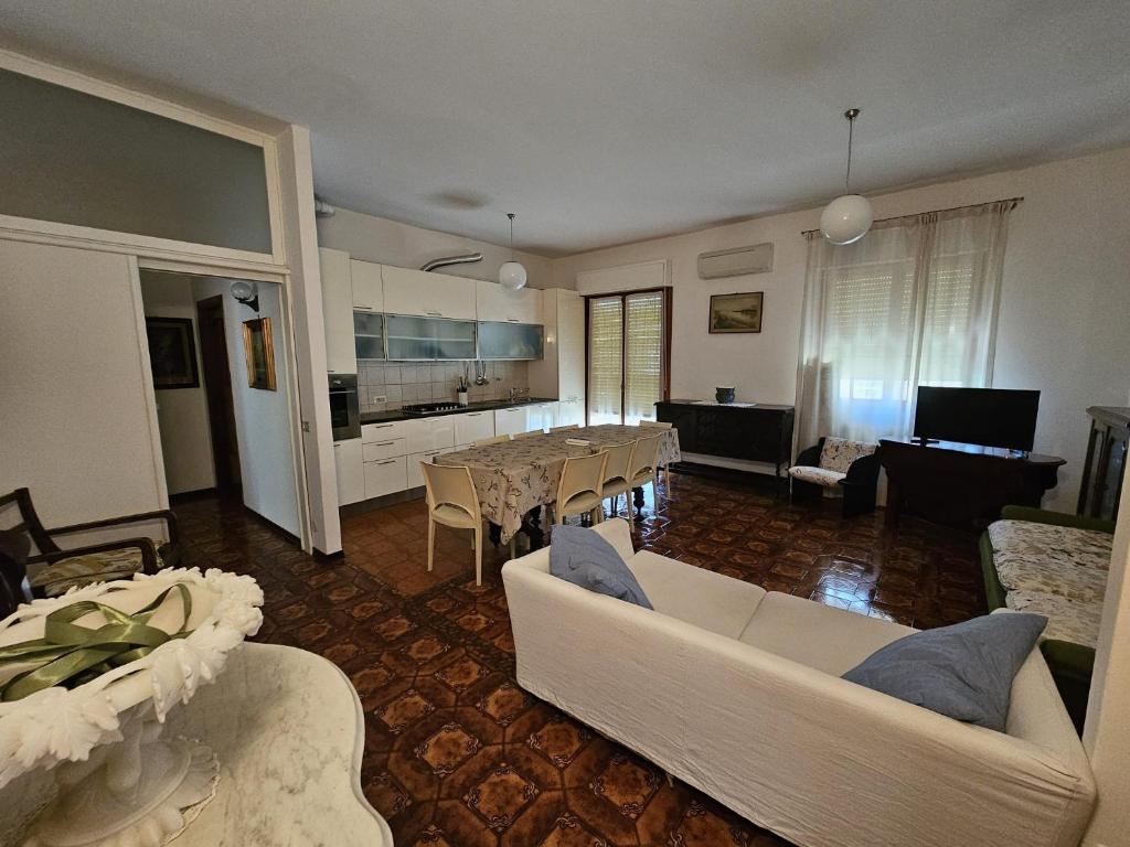 TV a/nebo společenská místnost v ubytování Hotel Consul Dipendenza la Plata con piscina