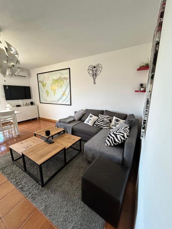 un salon avec un canapé et une table basse dans l'établissement Le PassaChristo, à Bandol