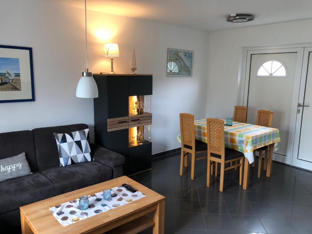 a living room with a table and a couch at Bernstein-Fewos ca 15 Gehminuten zum Ostseestrand in Zempin