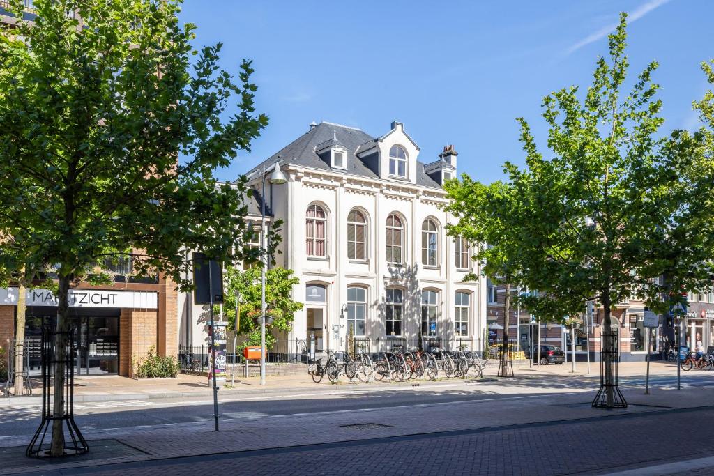 a large white building with bikes parked in front of it at Het Oude Kantongerecht in Apeldoorn