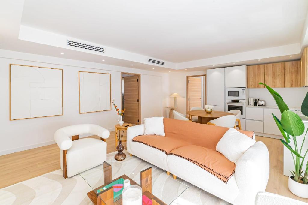 un salon avec un canapé et une table dans l'établissement REF 2011 - Cannes - Apartment for rent, à Cannes