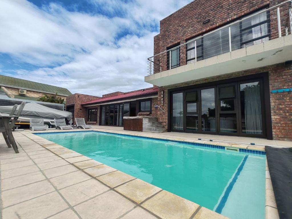 una piscina nel cortile di una casa di The River House - Sundays River - Addo Park South 5 min a Colchester