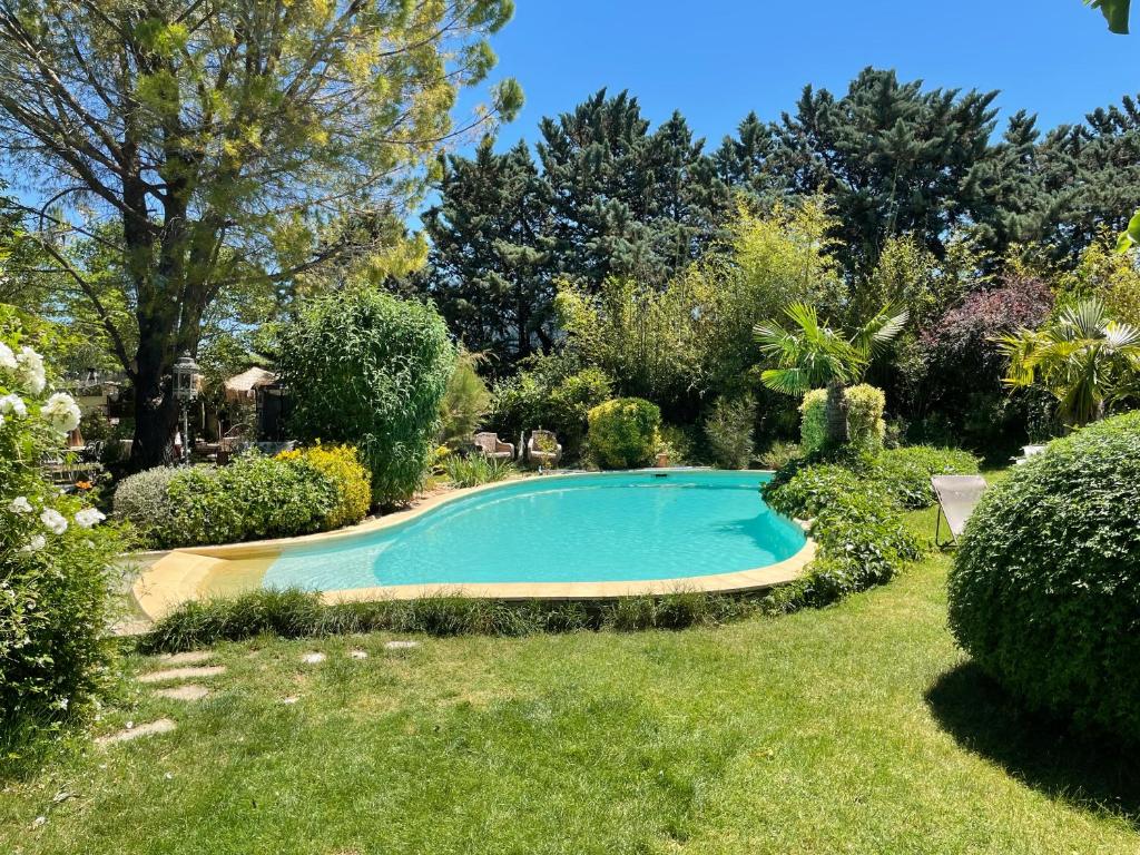 a swimming pool in the middle of a garden at Gites le Pimayon in Manosque