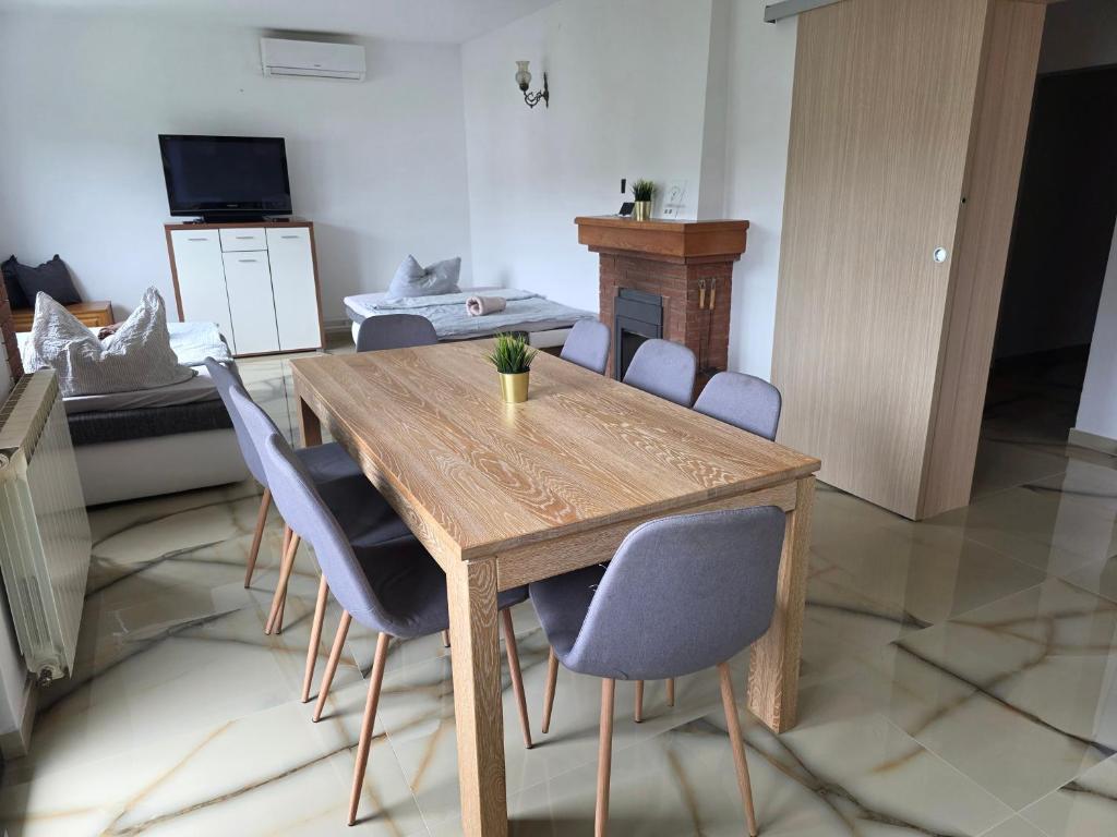 Televízia a/alebo spoločenská miestnosť v ubytovaní Apartman Max