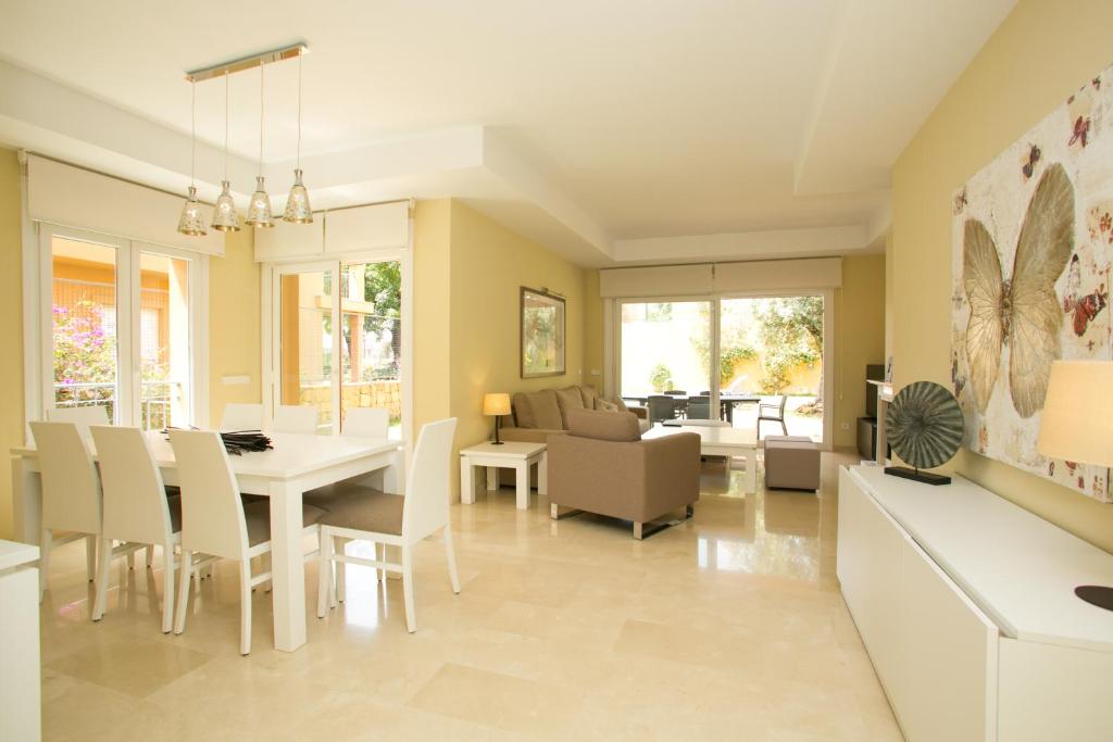 A seating area at Villas Altos De Marbella