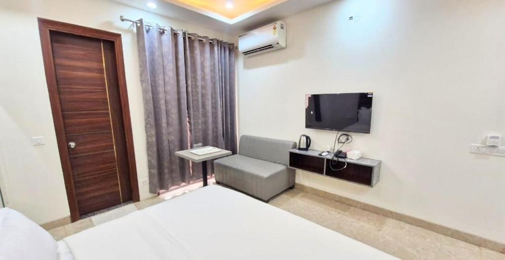 TV a/nebo společenská místnost v ubytování Comfort N Stay INN Suites