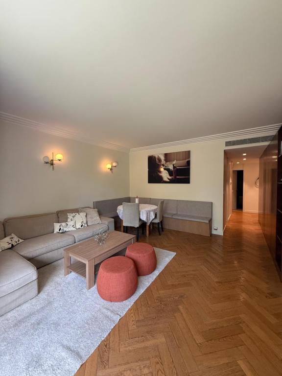 un salon avec un canapé et une table dans l'établissement Appartement Roland Garros PSG, à Boulogne-Billancourt
