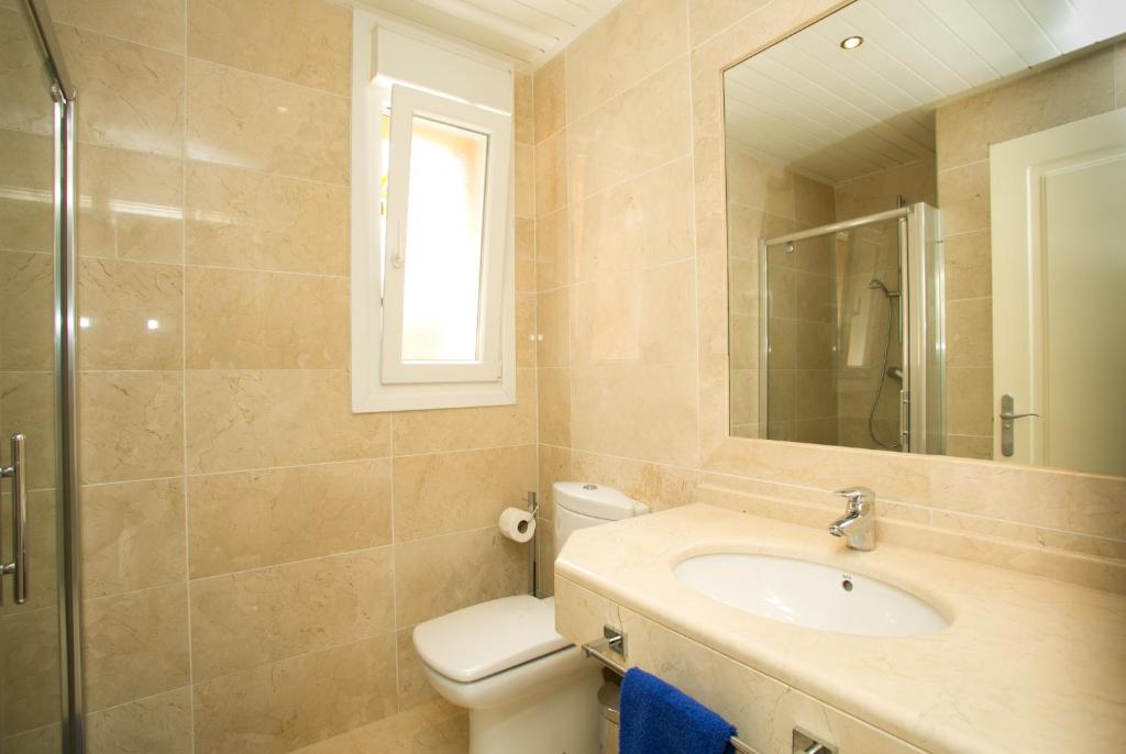 A bathroom at Villas Altos De Marbella