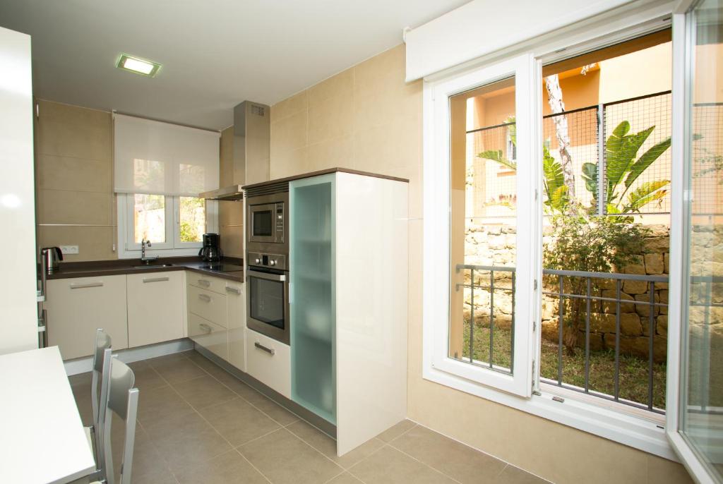 A kitchen or kitchenette at Villas Altos De Marbella