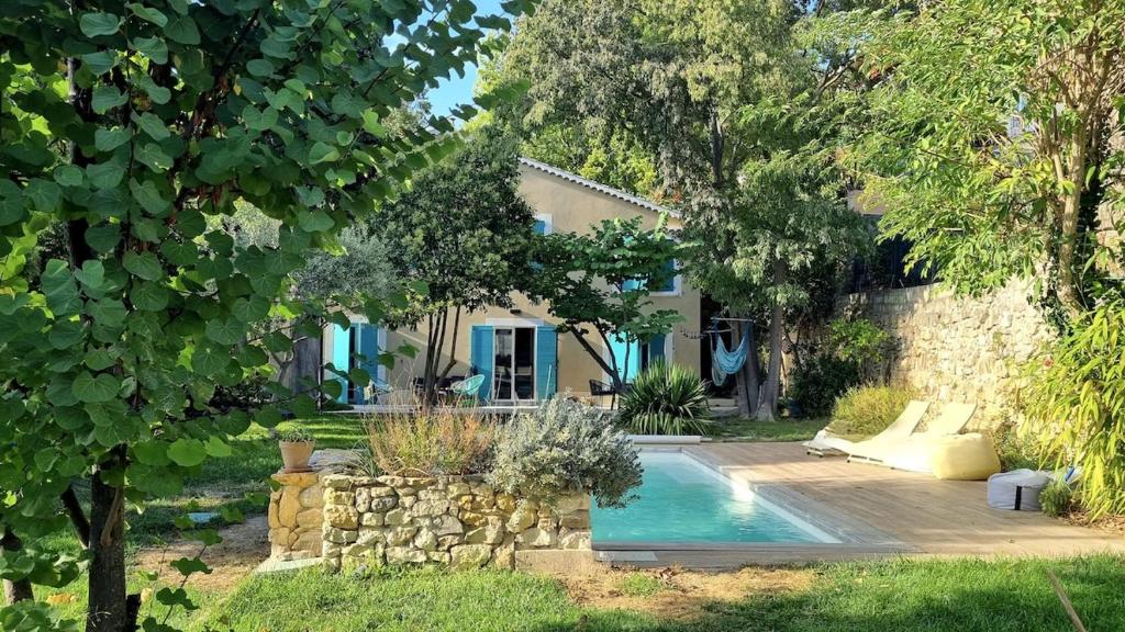 une maison avec une piscine dans une cour dans l'établissement Le Bastidon Aix-en-provence, à Aix-en-Provence