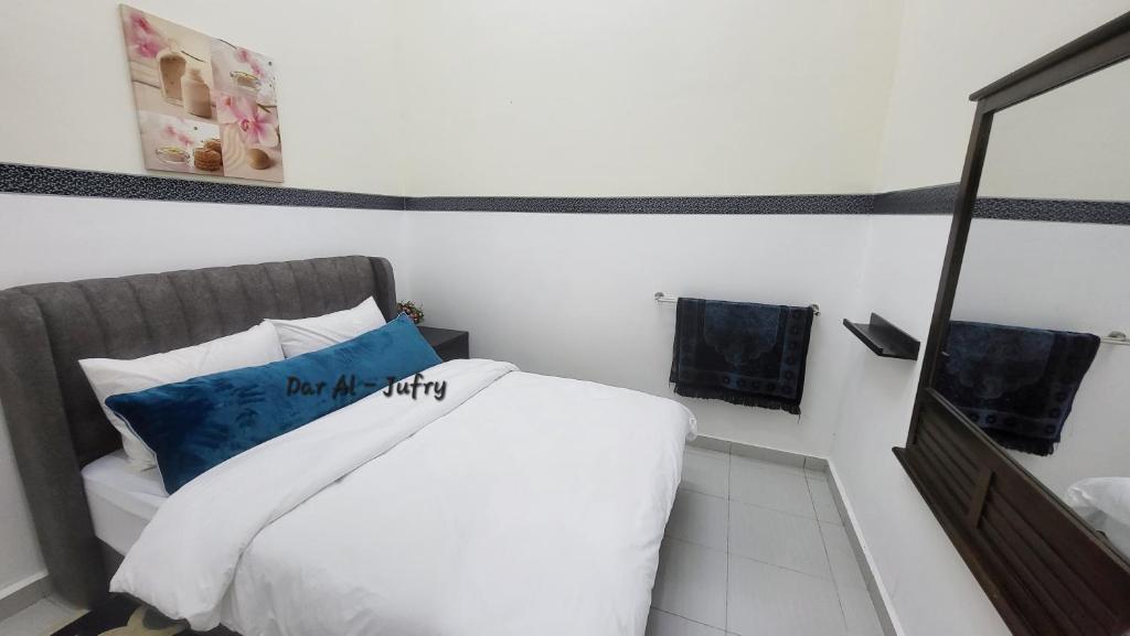 Postel nebo postele na pokoji v ubytování Homestay DAR AL - JUFRY Musliim only